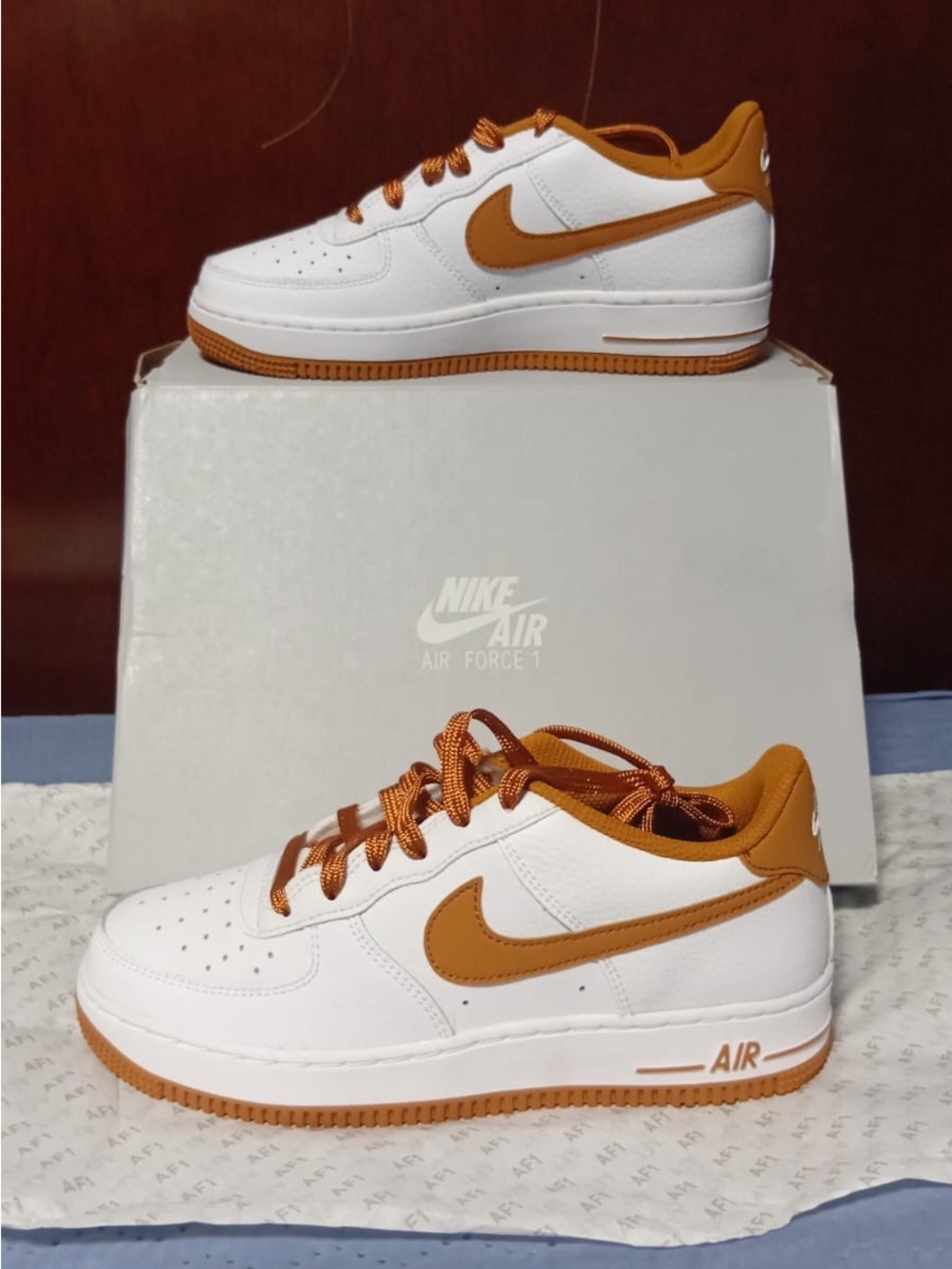 Nike Kids Low-Top Sneakers in White & Brown